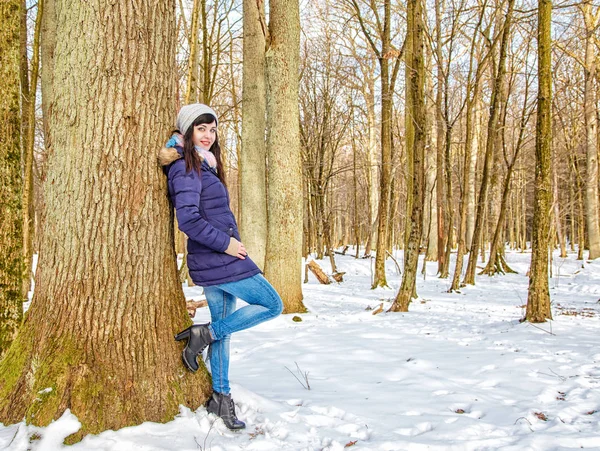 冬の森の中で若い美しい女性 — ストック写真