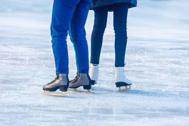 iki genç kız pistinde paten