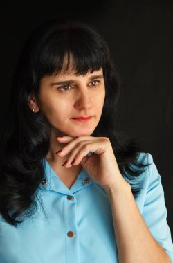 Uzun saçlı esmer bir kadın portresi