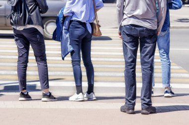 yaya ve araç trafiği bekleyen insanlara