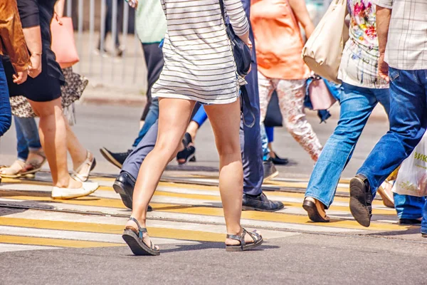 Cruce con peatones caminando —  Fotos de Stock