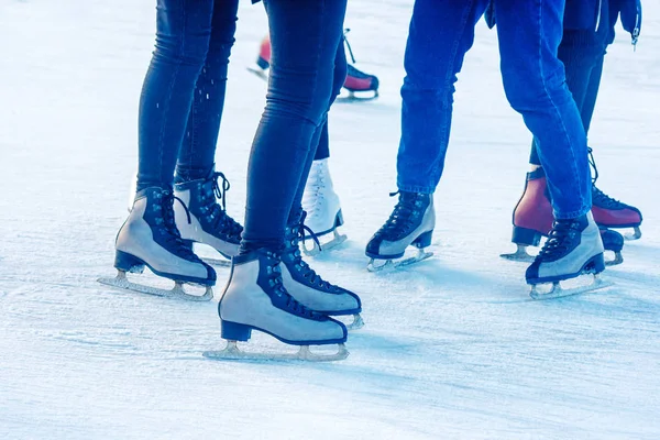 双腿的人滑冰特写 — 图库照片
