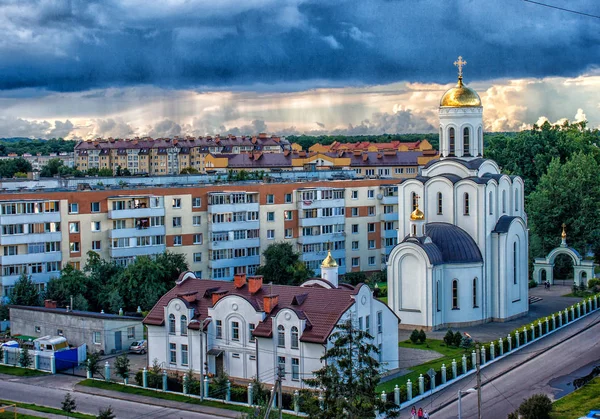 Новий житловий район ввечері — стокове фото