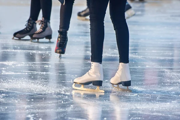 Benen van mensen schaatsen close-up — Stockfoto