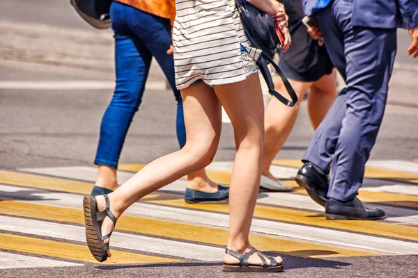 Cruce con peatones caminando — Foto de Stock