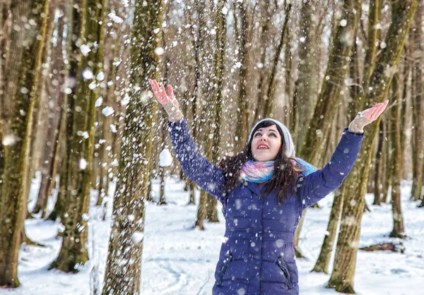 森の中で雪と遊ぶ若い美しい女性の肖像画 — ストック写真