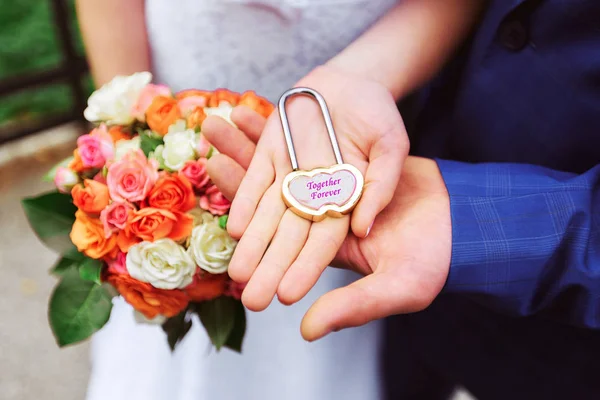 Recién casados sostienen la cerradura —  Fotos de Stock