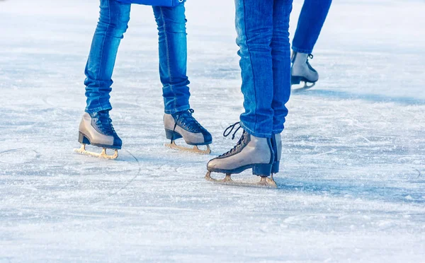 Las chicas jóvenes están patinando. pies primer plano —  Fotos de Stock