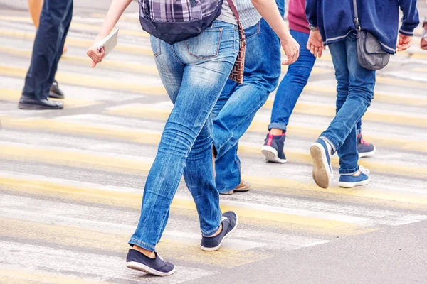 Persone che attraversano il passaggio pedonale — Foto Stock