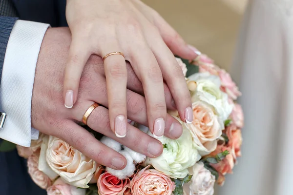 Handen van de bruid en bruidegom met ringen — Stockfoto