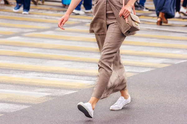 Дорожній перехід з жінкою, пішохідні ноги — стокове фото