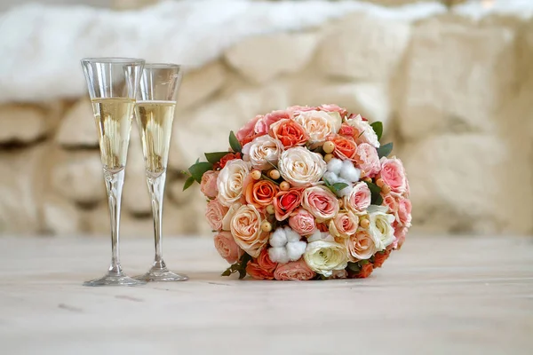 Bouquet de mariée et deux verres de champagne — Photo