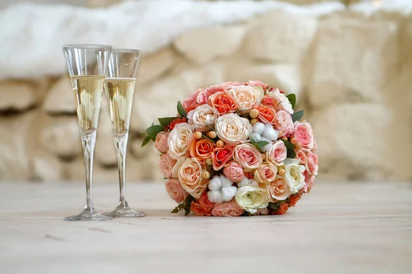 Brudbukett och två glas champagne — Stockfoto