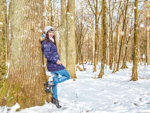 降雪の下を歩く若い美しい女性 — ストック写真