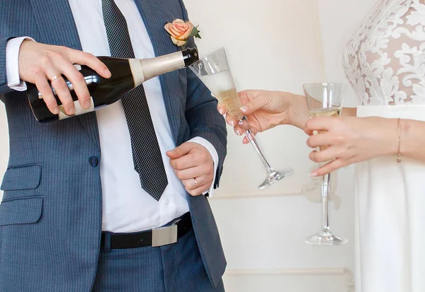 Brudgummen hälla champagne till bruden — Stockfoto