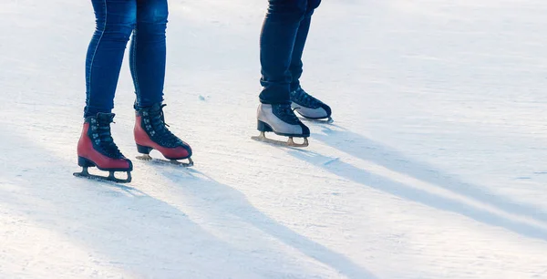 两个年轻女孩在溜冰场滑冰 — 图库照片