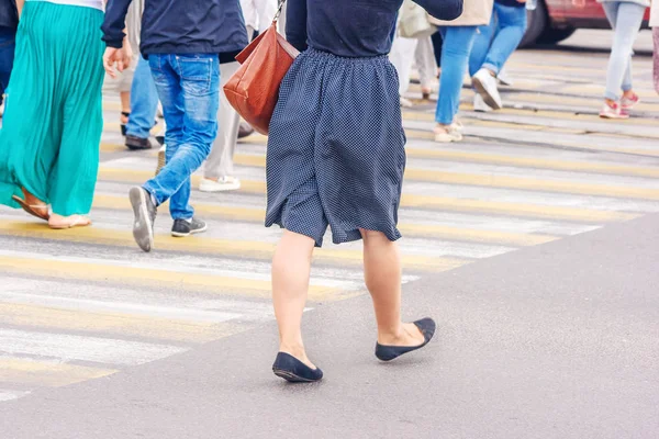 Personas que cruzan el paso peatonal — Foto de Stock