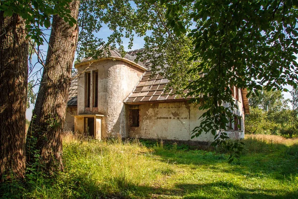 Velha casa aldeia abandonada — Fotografia de Stock