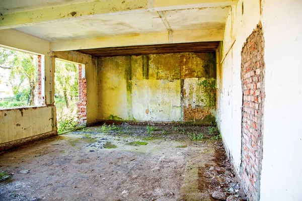Terk edilmiş bir evde boş bir oda. — Stok fotoğraf