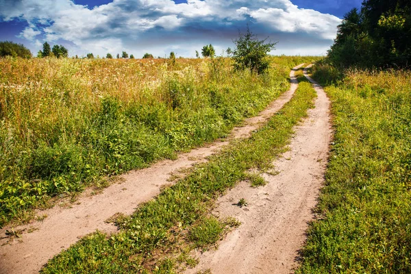 Vecchia strada sterrata nel campo — Foto Stock