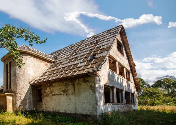 Ancienne maison de village abandonnée — Photo