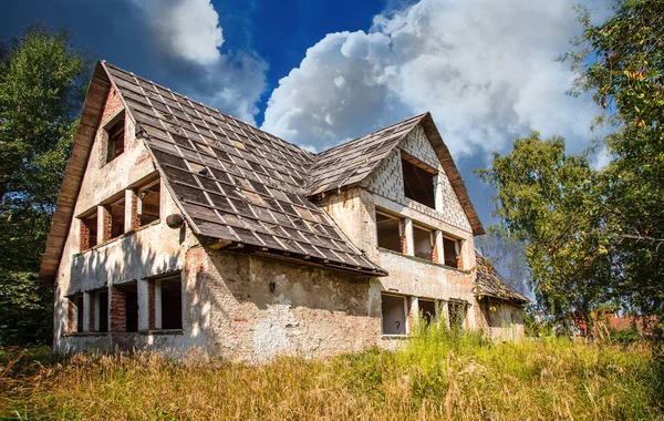 Старий покинутий сільський будинок — стокове фото