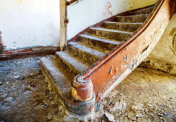 Terk edilmiş bir evde eski merdiven — Stok fotoğraf