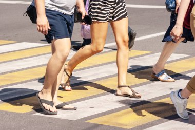 yayalar karşıdan karşıya geçerken