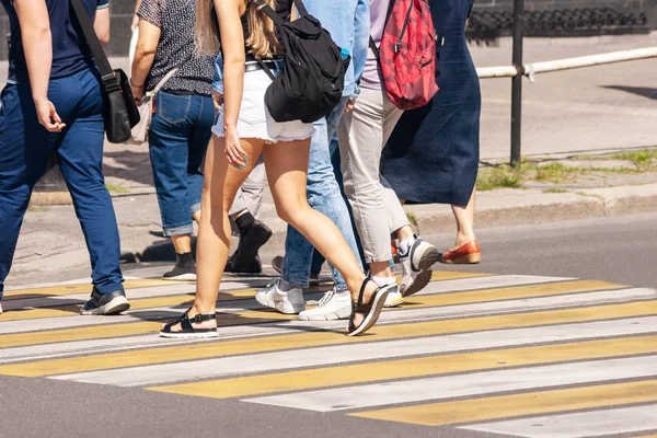 Pedestres atravessando a rua — Fotografia de Stock