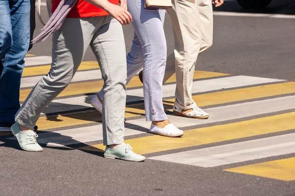 Pedoni che attraversano la strada — Foto Stock