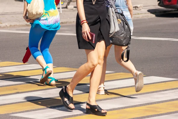 Peatones cruzando la calle — Foto de Stock