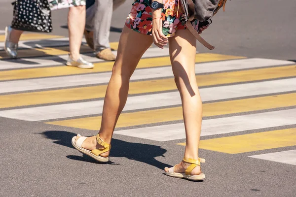 Piétons traversant la rue — Photo