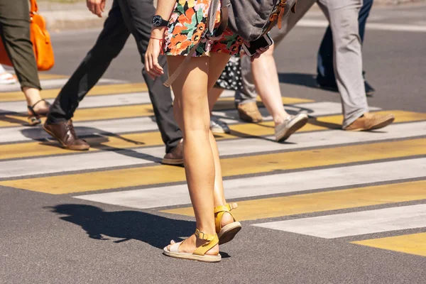 Pedoni che attraversano la strada — Foto Stock