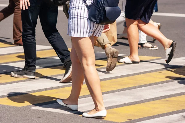 Pedestres atravessando a rua — Fotografia de Stock