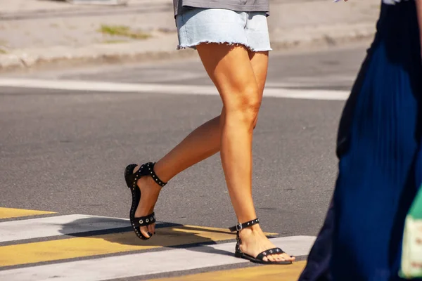 Mujer cruzando la calle — Foto de Stock