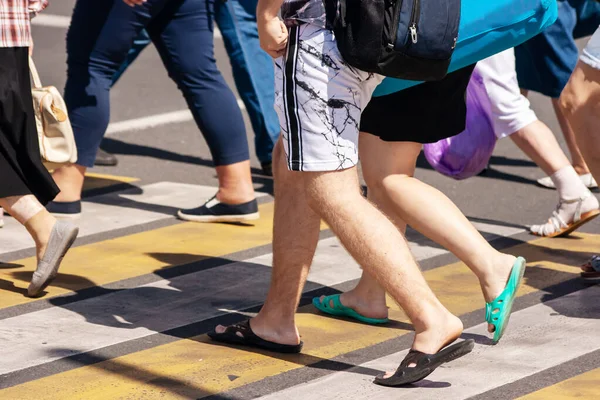 Pedestres atravessando a rua — Fotografia de Stock
