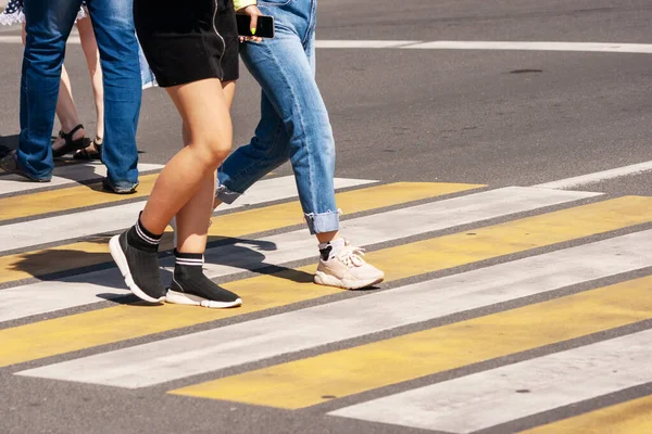 Pedestres atravessando a rua — Fotografia de Stock