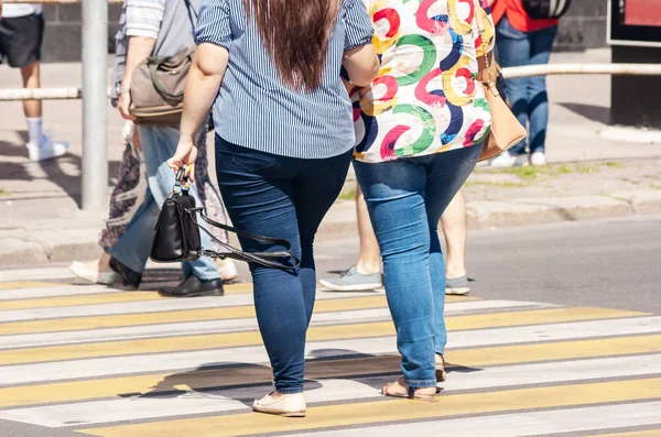 Mulheres atravessando a rua — Fotografia de Stock