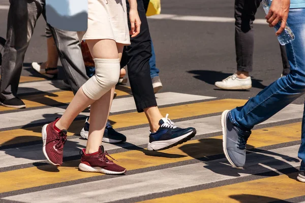 Peatones cruzando la calle — Foto de Stock