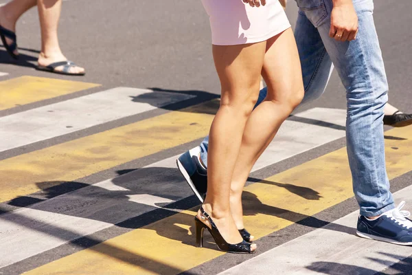 Peatones cruzando la calle — Foto de Stock