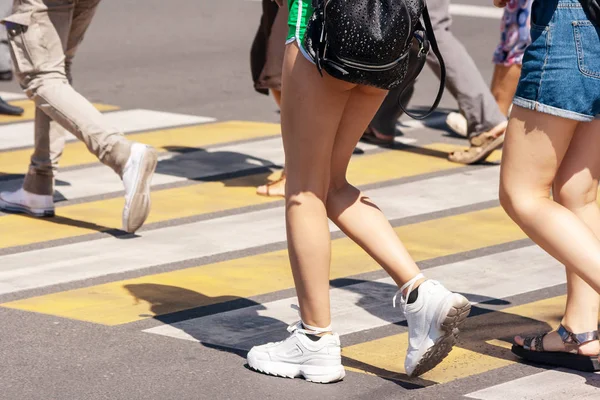 Peatones cruzando la calle — Foto de Stock