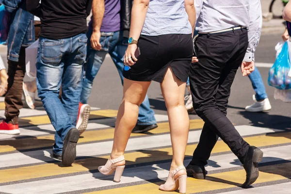 Peatones cruzando la calle — Foto de Stock