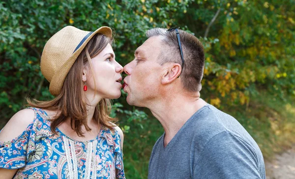 Pareja de amantes besándose en el bosque —  Fotos de Stock