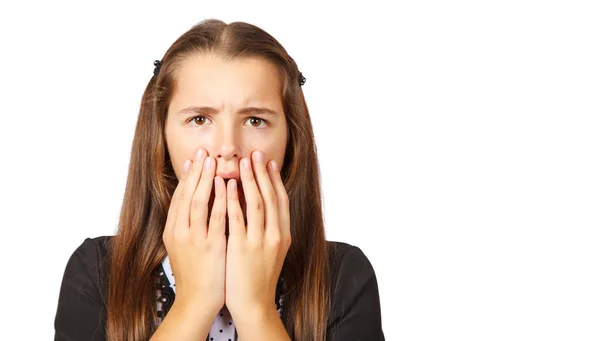 Entrüstete Teenagerin bedeckt ihren Mund mit ihren Händen — Stockfoto