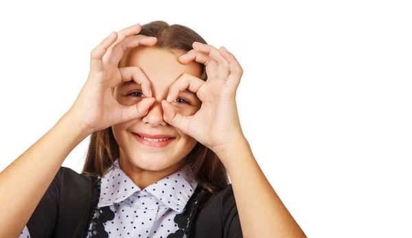 Adolescente sonriente morena adolescente chica mostrando gafas con sus dedos — Foto de Stock