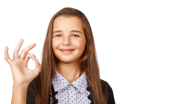 Sorrindo adolescente menina gestos ok — Fotografia de Stock