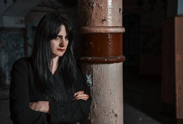 Gothic woman in an abandoned house — Stock Photo, Image