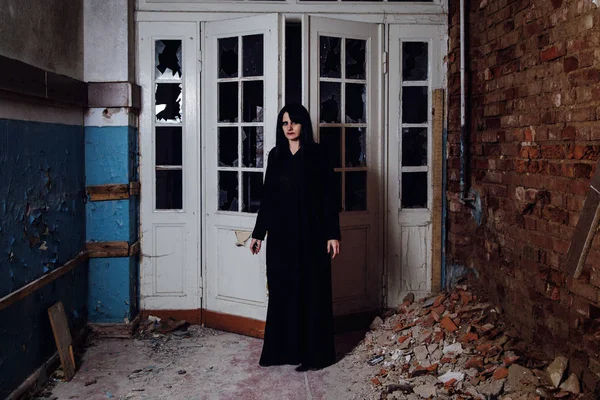 Gothic woman in an abandoned house — Stock Photo, Image