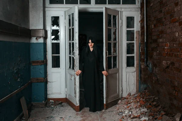 Gothic woman in an abandoned house — Stock Photo, Image