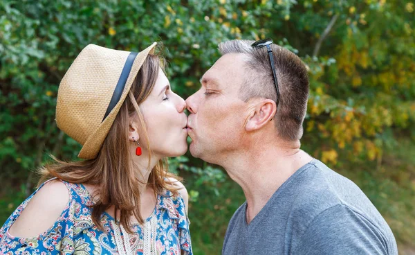 Par de amantes beijando na floresta — Fotografia de Stock